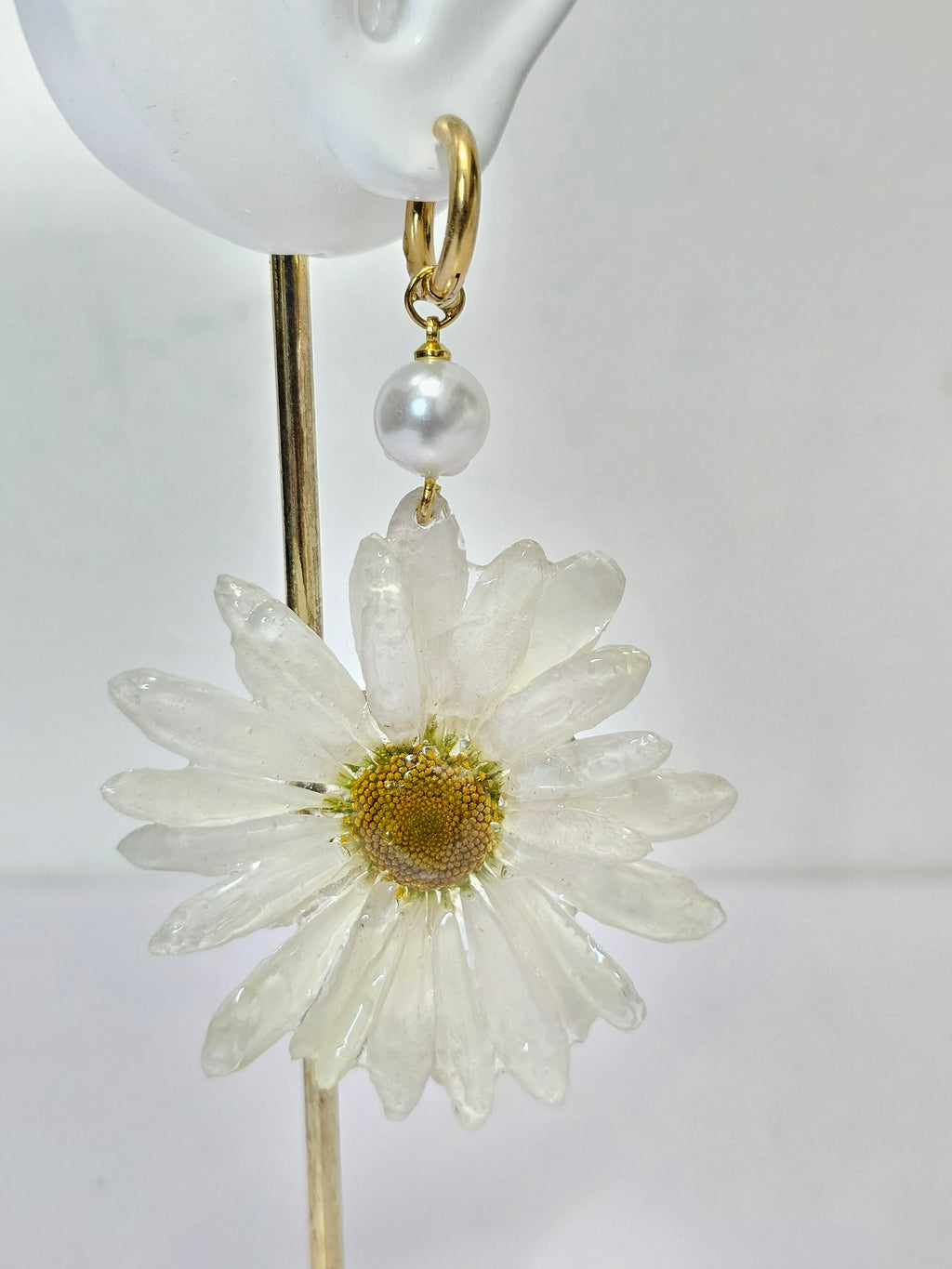 Aretes de Margarita artesanal con flor natural preservada; material: acero inoxidable, vista 2