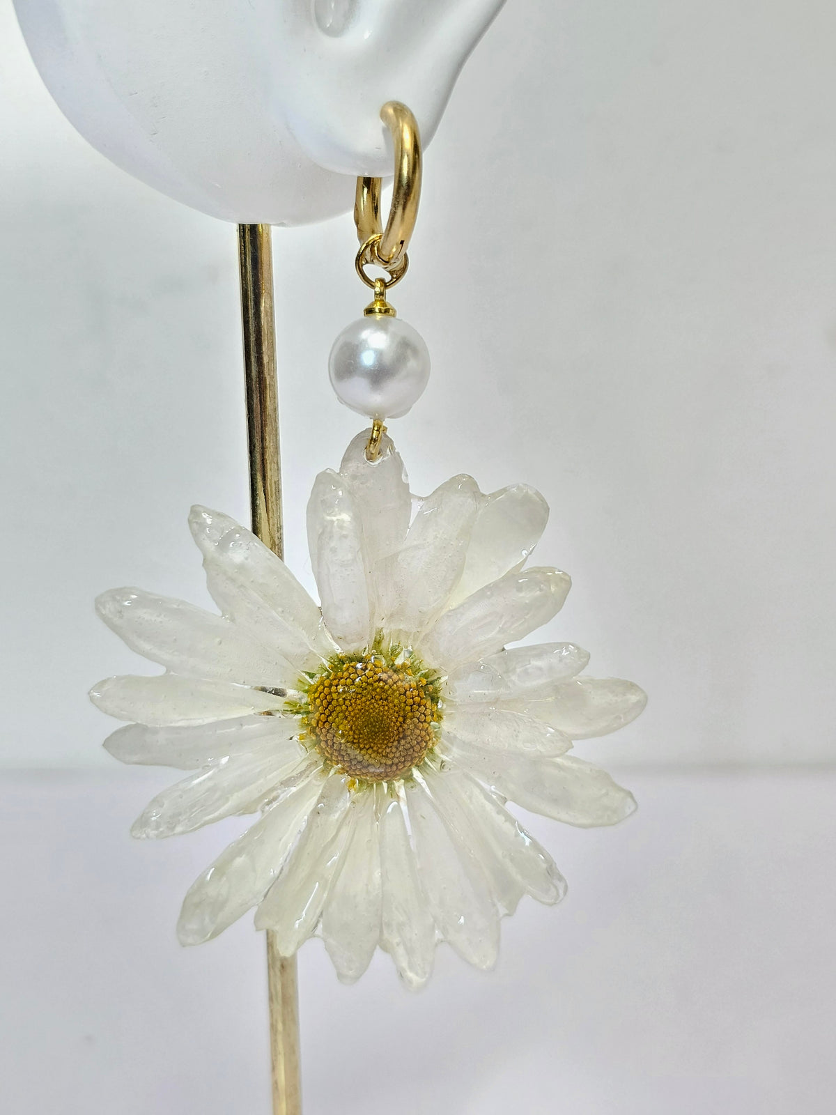 Aretes de Margarita artesanal con flor natural preservada; material: acero inoxidable, vista 2