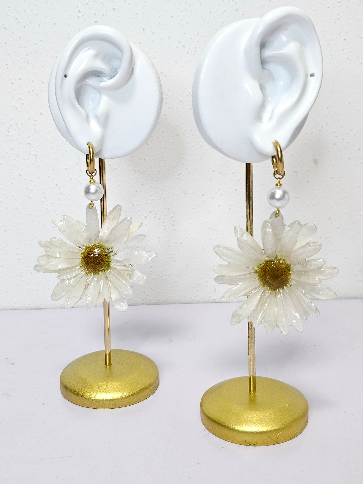 Aretes de Margarita artesanal con flor natural preservada; material: acero inoxidable, vista 3