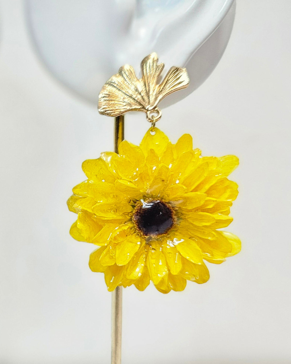 Aretes de Mini Girasol con Broche de Hoja artesanal con flor natural preservada; material: acero inoxidable, vista 2