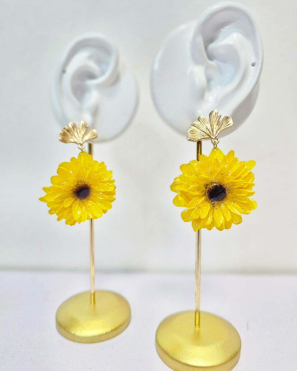 Aretes de Mini Girasol con Broche de Hoja artesanal con flor natural preservada; material: acero inoxidable, vista alternativa — ISAMOR