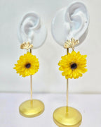 Aretes de Mini Girasol con Broche de Hoja artesanal con flor natural preservada; material: acero inoxidable, vista alternativa — ISAMOR