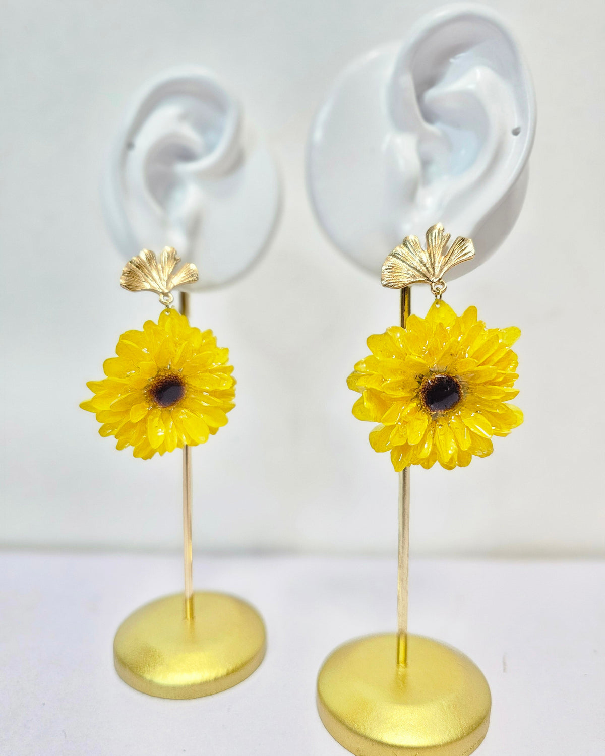 Aretes de Mini Girasol con Broche de Hoja artesanal con flor natural preservada; material: acero inoxidable, vista alternativa — ISAMOR