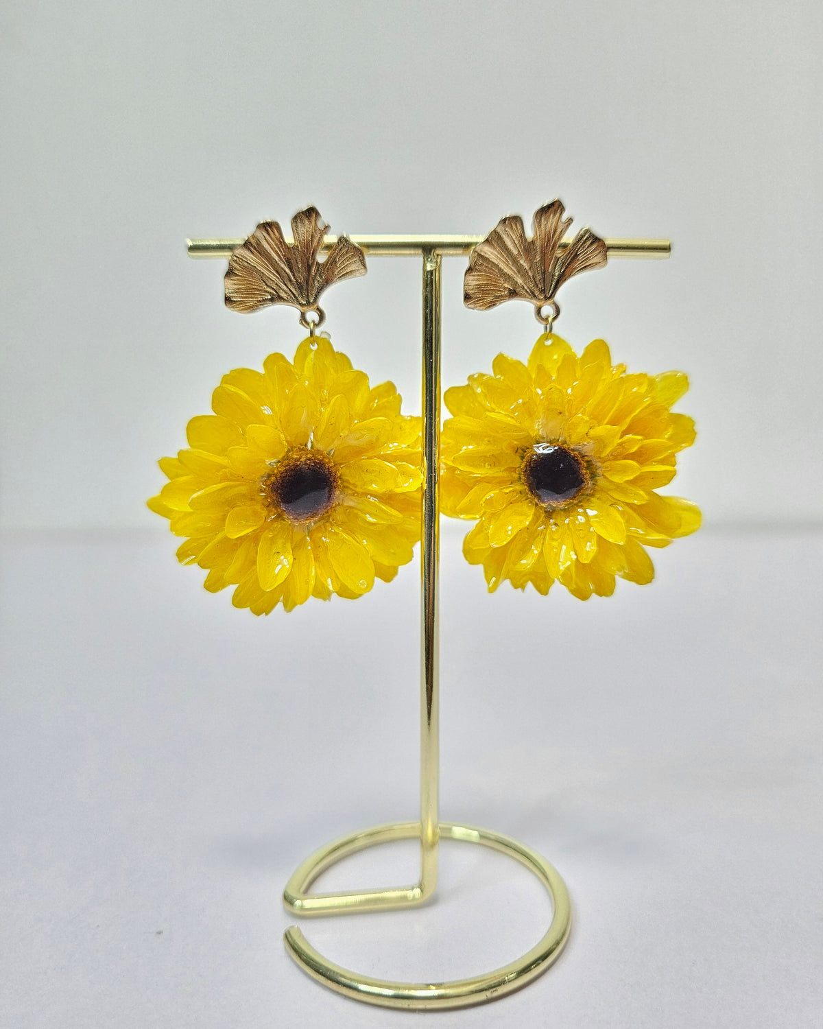 Aretes de Mini Girasol con Broche de Hoja artesanal con flor natural preservada; material: acero inoxidable, vista 4