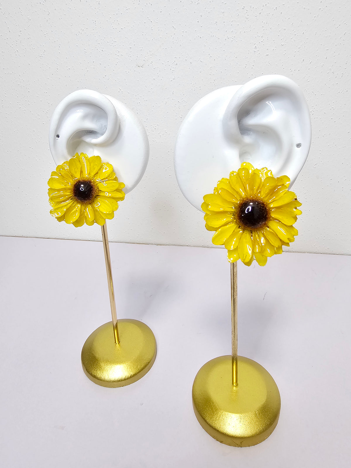 Aretes de Mini Girasol artesanal con flor natural preservada; material: acero inoxidable, vista 3