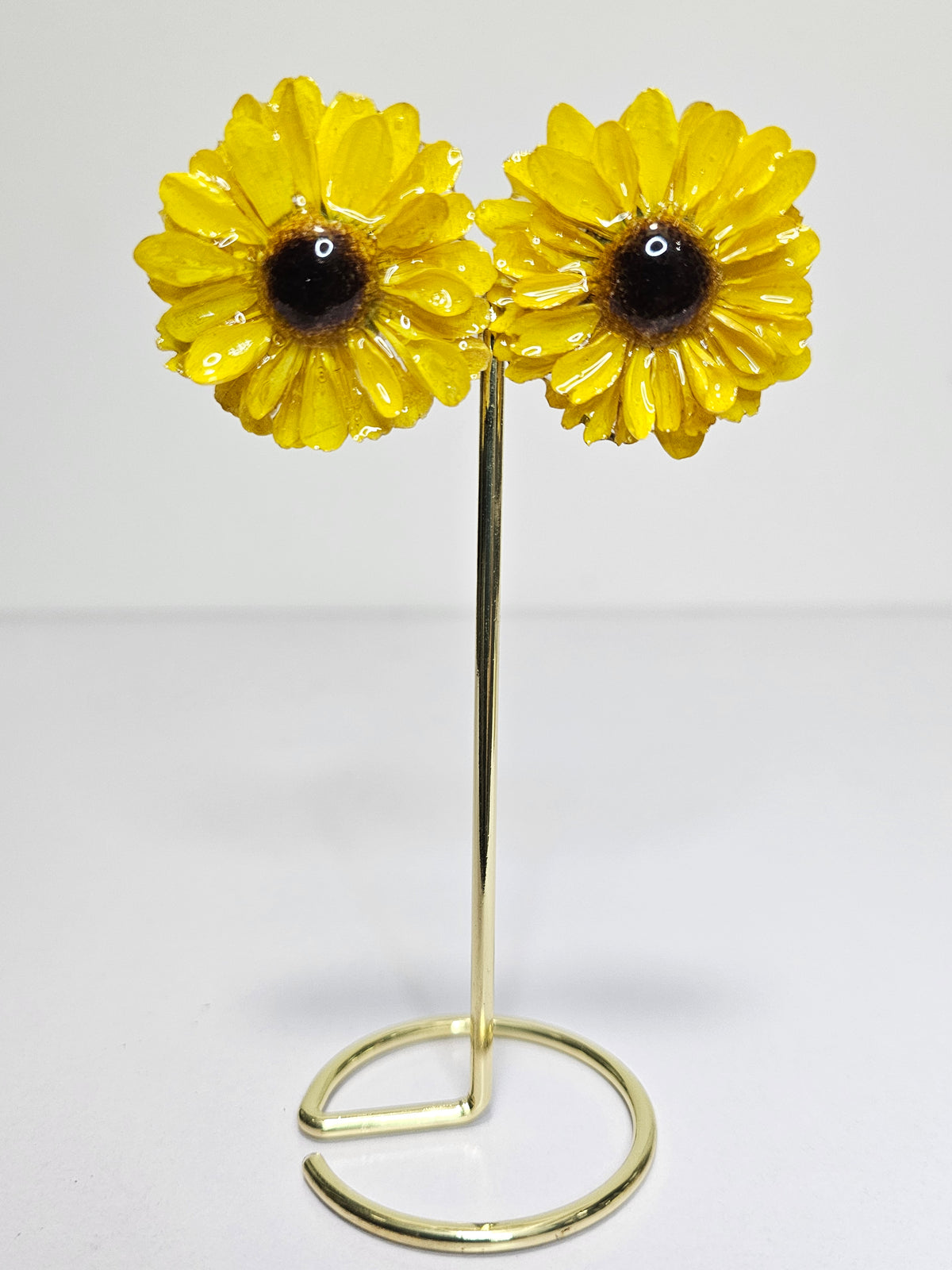 Aretes de Mini Girasol artesanal con flor natural preservada; material: acero inoxidable, vista 4