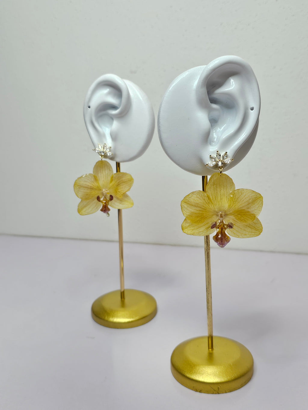 Aretes de Mini Orquídea Amarilla y Zirconia artesanal con flor natural preservada; material: acero inoxidable, vista 3