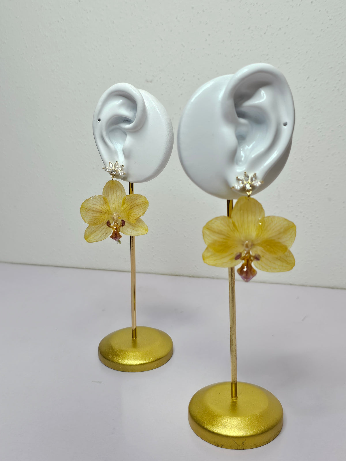 Aretes de Mini Orquídea Amarilla y Zirconia artesanal con flor natural preservada; material: acero inoxidable, vista 4