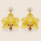 Aretes de Mini Orquídea Amarilla y Zirconia artesanal con flor natural preservada, vista alternativa — ISAMOR