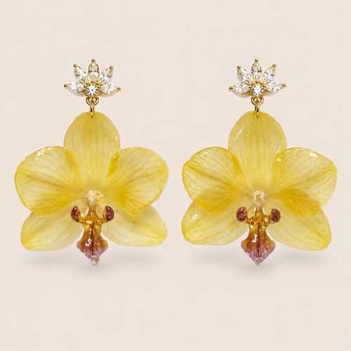 Aretes de Mini Orquídea Amarilla y Zirconia artesanal con flor natural preservada, vista alternativa — ISAMOR