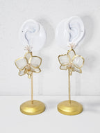 Aretes de Mini Orquídea Blanca Dorada artesanal con flor natural preservada; material: acero inoxidable, vista 3