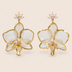 Aretes de Mini Orquídea Blanca Dorada artesanal con flor natural preservada, vista alternativa — ISAMOR