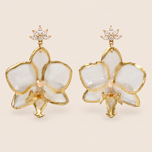 Aretes de Mini Orquídea Blanca Dorada artesanal con flor natural preservada, vista alternativa — ISAMOR