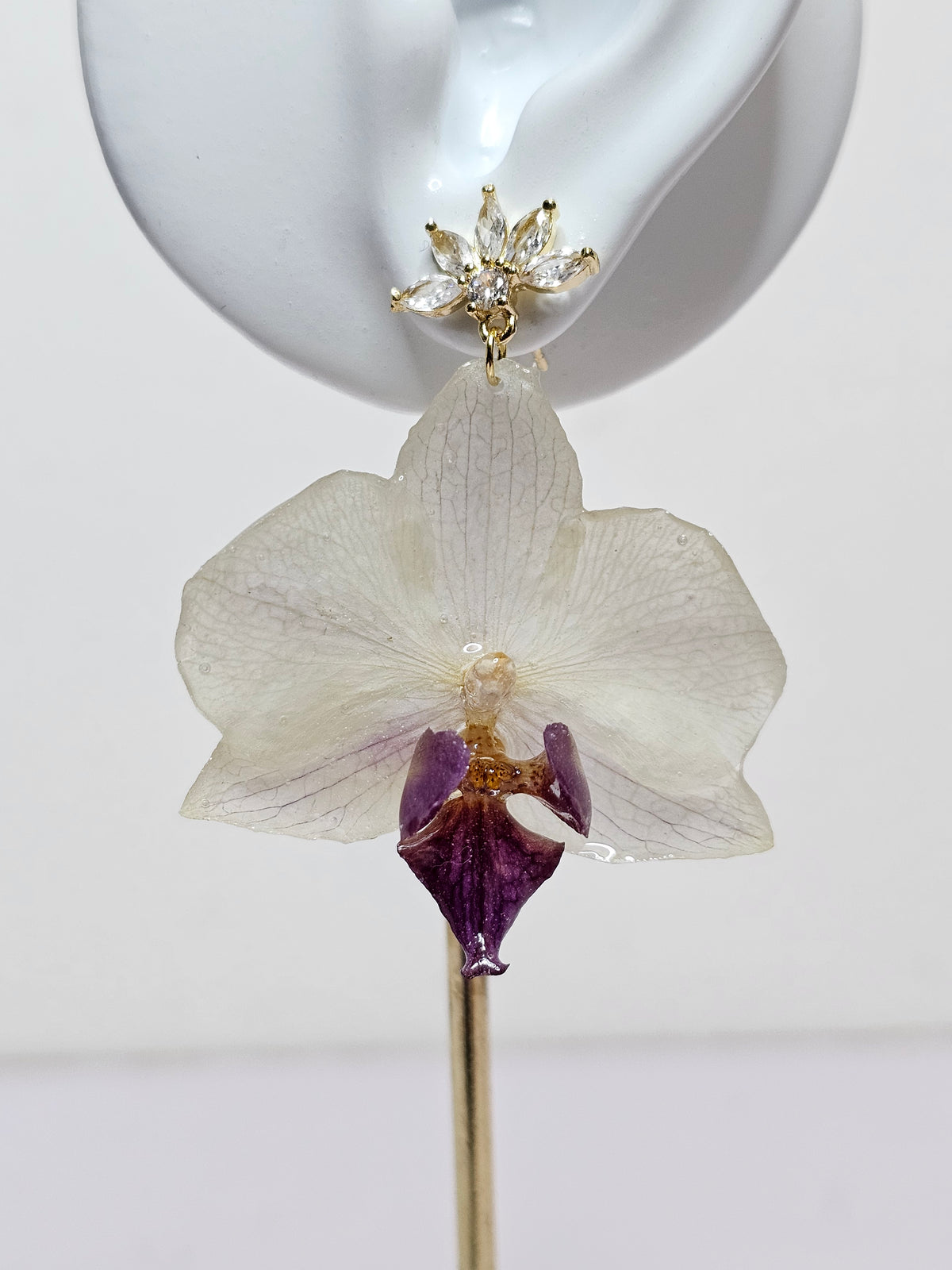Aretes de Mini Orquídea Blanca con Morado y Zirconia artesanal con flor natural preservada; material: acero inoxidable, vista 2