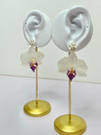 Aretes de Mini Orquídea Blanca con Morado y Zirconia artesanal con flor natural preservada; material: acero inoxidable, vista 3