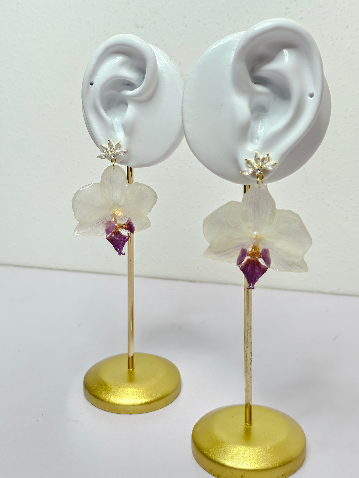 Aretes de Mini Orquídea Blanca con Morado y Zirconia artesanal con flor natural preservada; material: acero inoxidable, vista 3