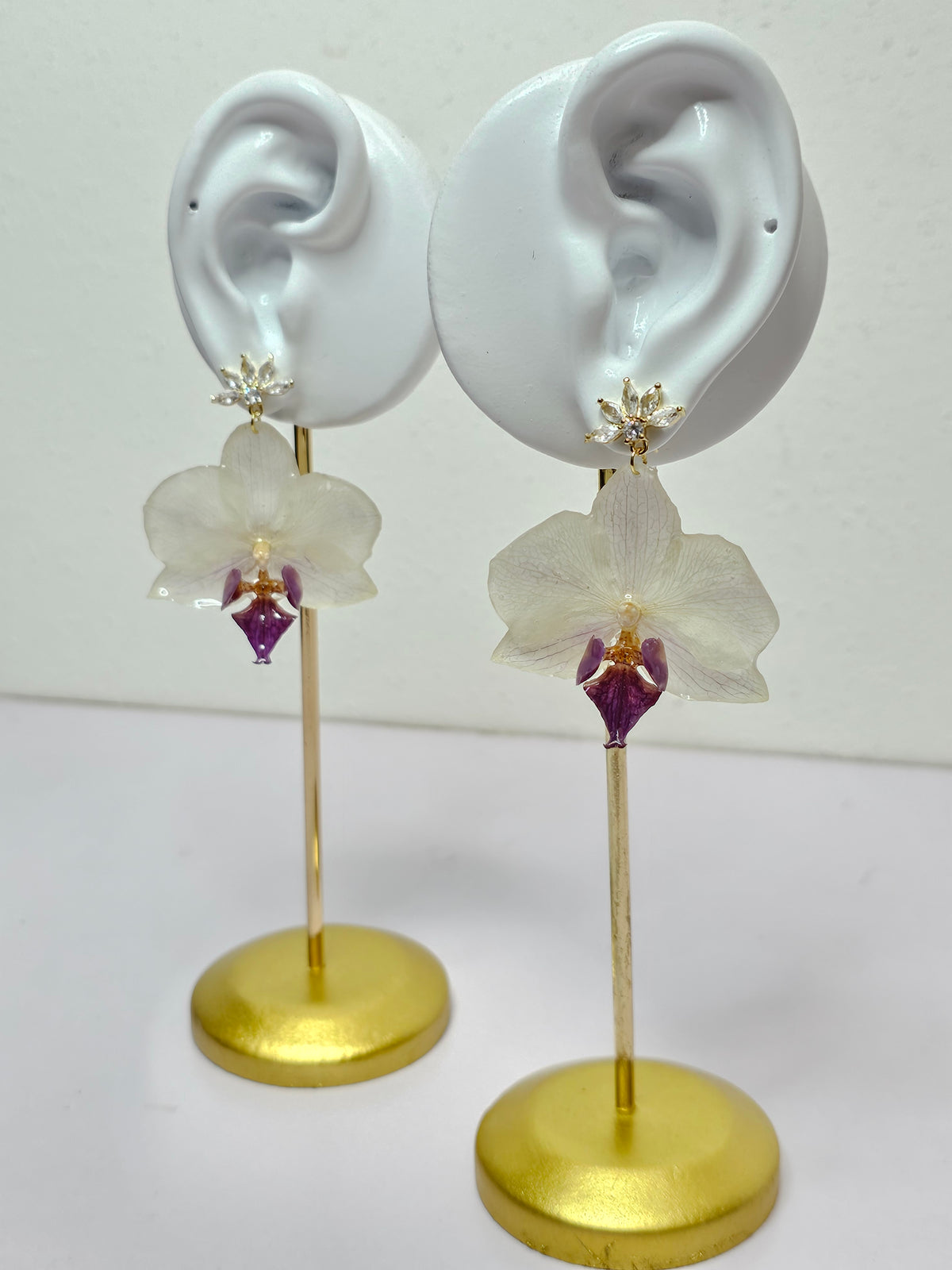 Aretes de Mini Orquídea Blanca con Morado y Zirconia artesanal con flor natural preservada; material: acero inoxidable, vista 4