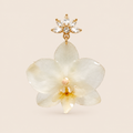Aretes de Mini Orquídea Blanca y Zirconia artesanal con flor natural preservada — ISAMOR