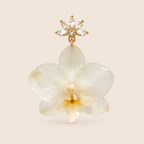Aretes de Mini Orquídea Blanca y Zirconia artesanal con flor natural preservada — ISAMOR