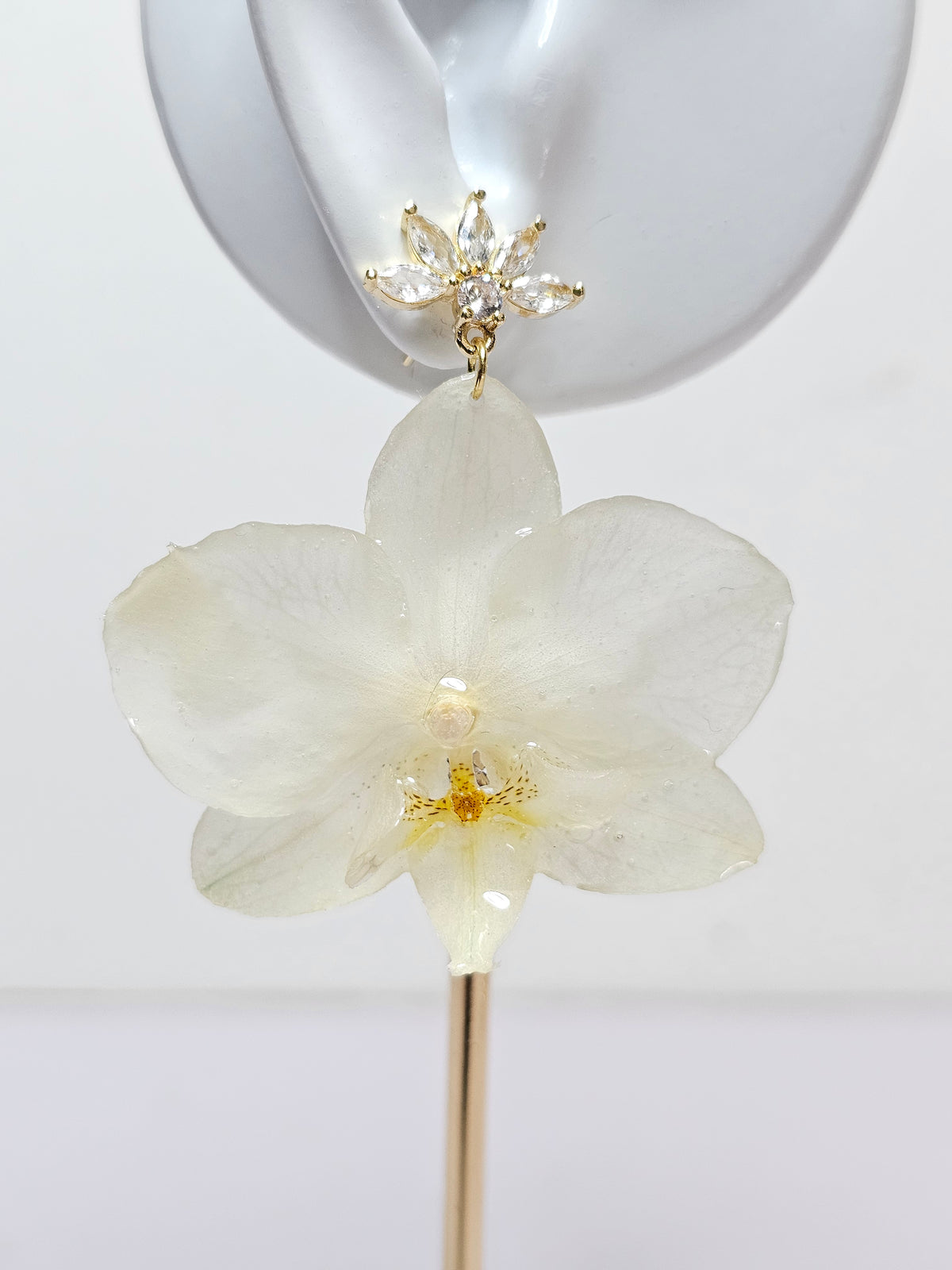 Aretes de Mini Orquídea Blanca y Zirconia artesanal con flor natural preservada; material: acero inoxidable, vista 2