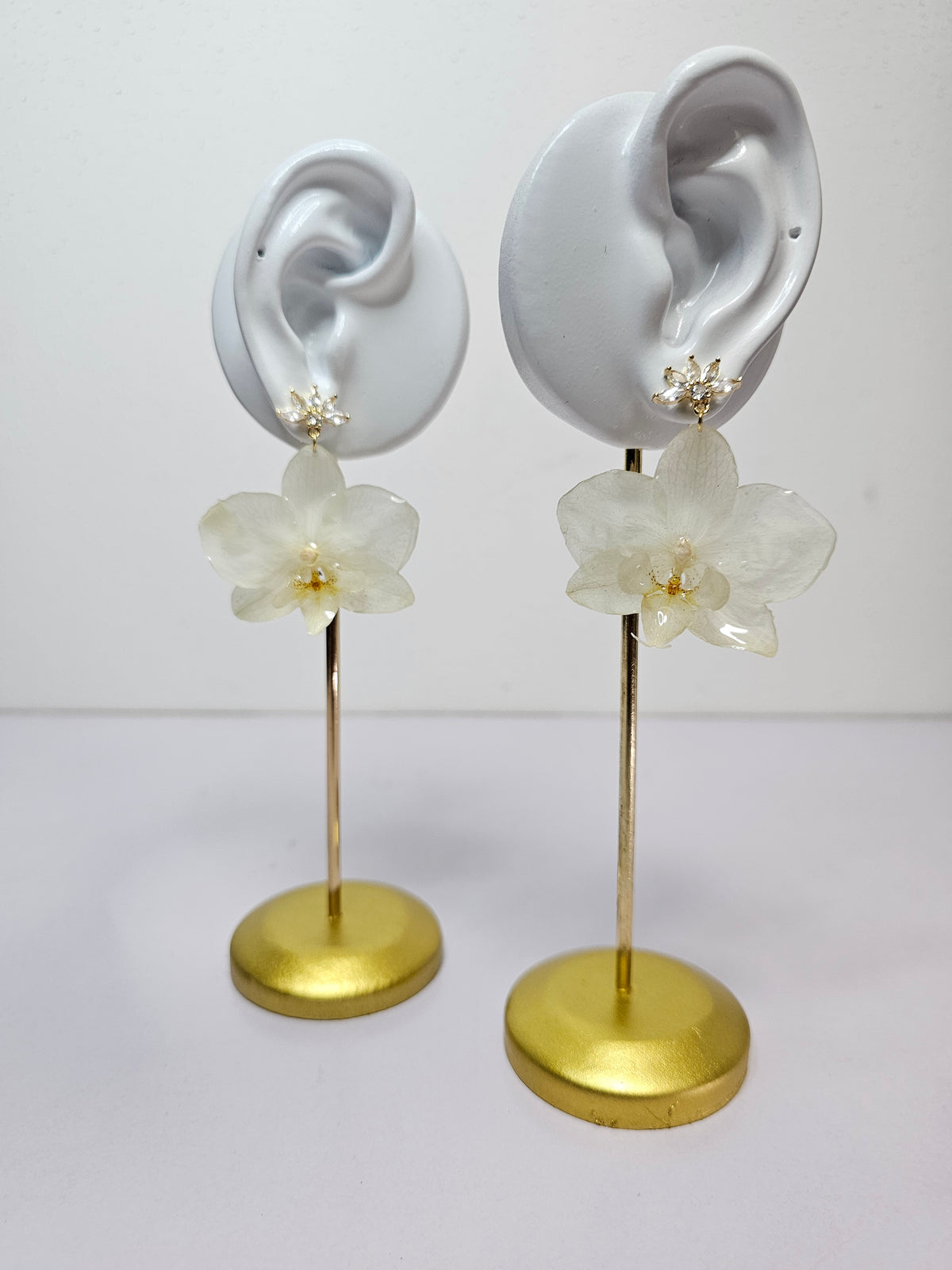 Aretes de Mini Orquídea Blanca y Zirconia artesanal con flor natural preservada; material: acero inoxidable, vista alternativa — ISAMOR