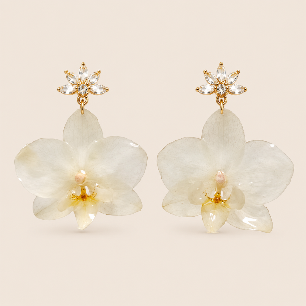 Aretes de Mini Orquídea Blanca y Zirconia artesanal con flor natural preservada, vista alternativa — ISAMOR