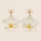 Aretes de Mini Orquídea Blanca y Zirconia artesanal con flor natural preservada, vista alternativa — ISAMOR