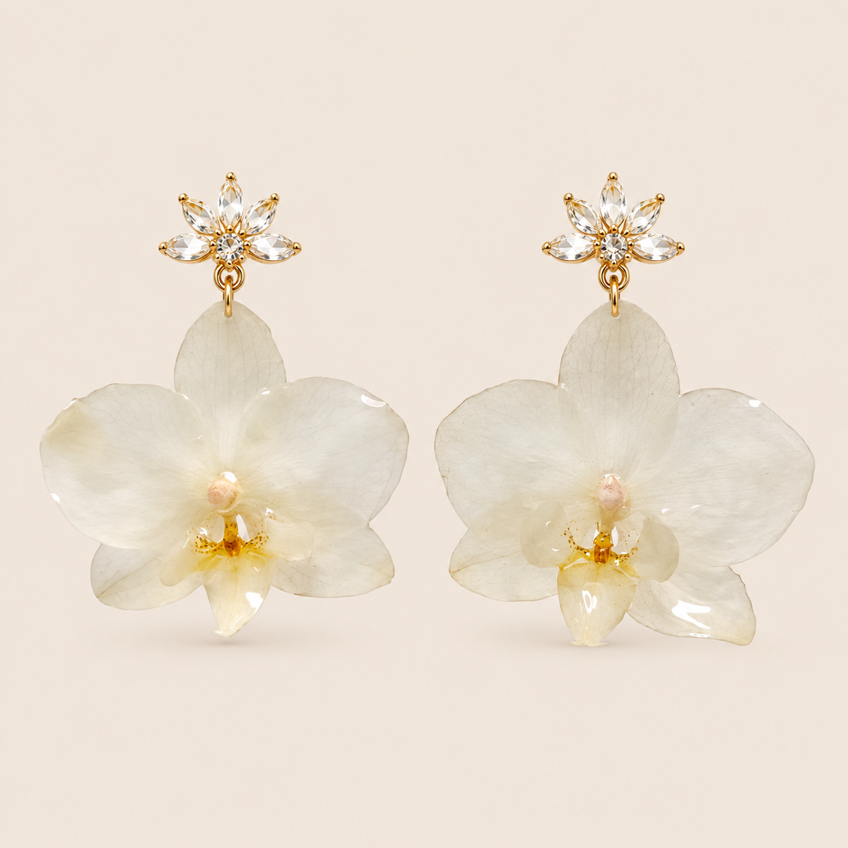 Aretes de Mini Orquídea Blanca y Zirconia artesanal con flor natural preservada, vista alternativa — ISAMOR