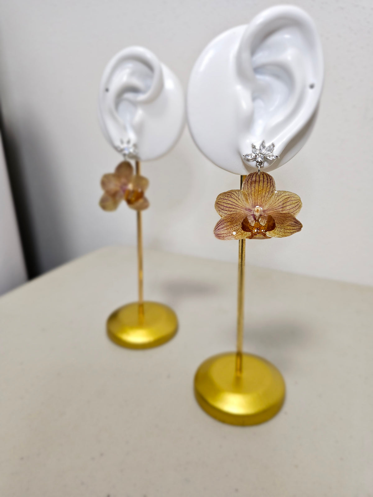 Aretes de Mini Orquídea Café y Zirconia artesanal con flor natural preservada; material: acero inoxidable, vista 3