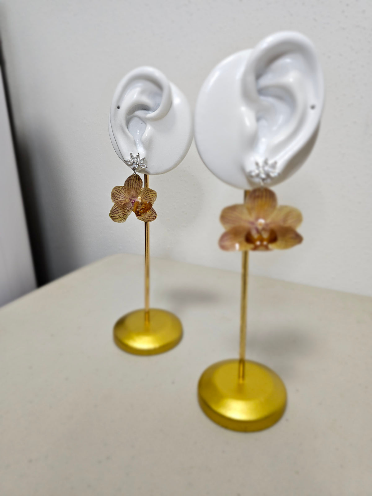 Aretes de Mini Orquídea Café y Zirconia artesanal con flor natural preservada; material: acero inoxidable, vista 4