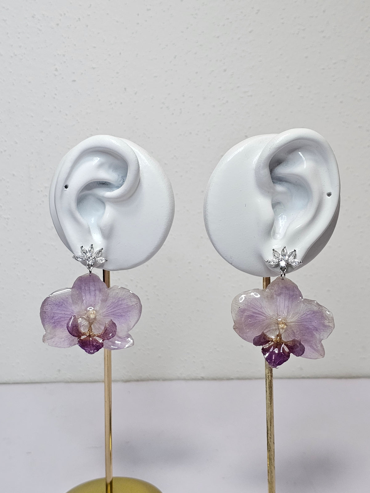 Aretes de Mini Orquídea Lila y Zirconia artesanal con flor natural preservada; material: acero inoxidable, vista 3