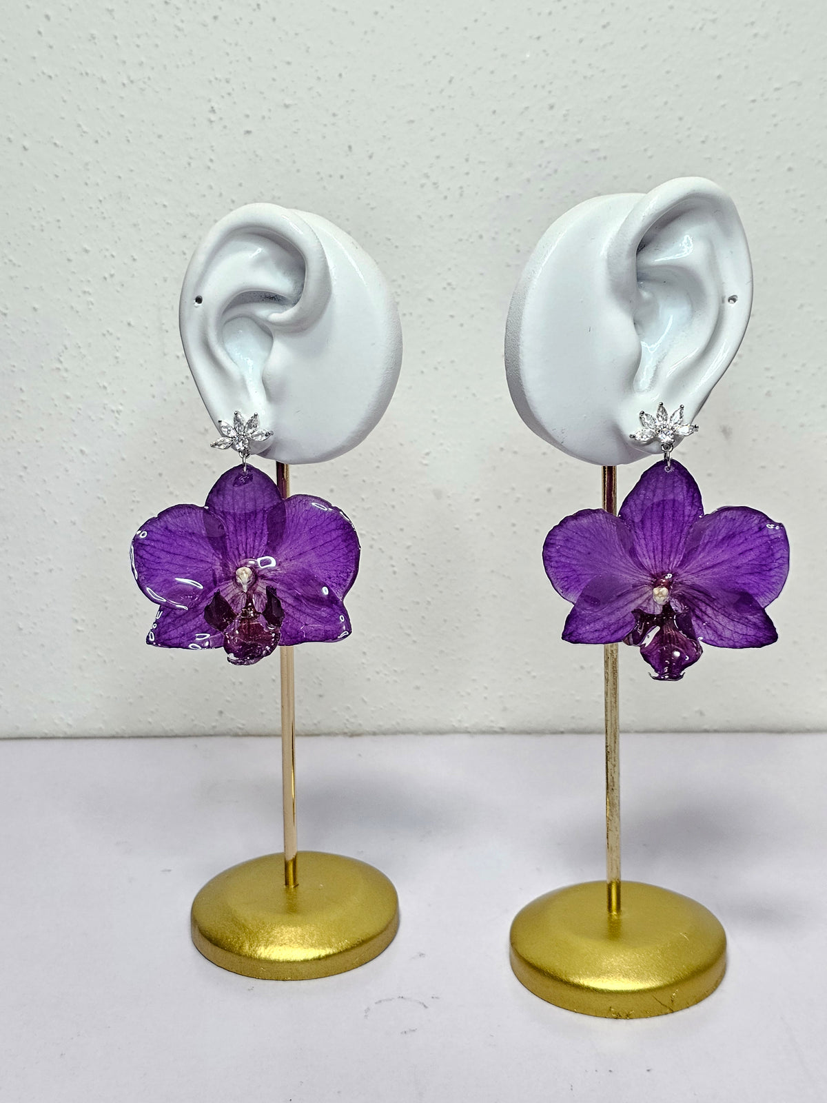 Aretes de Mini Orquídea Morada y Zirconia artesanal con flor natural preservada; material: cobre, vista 3