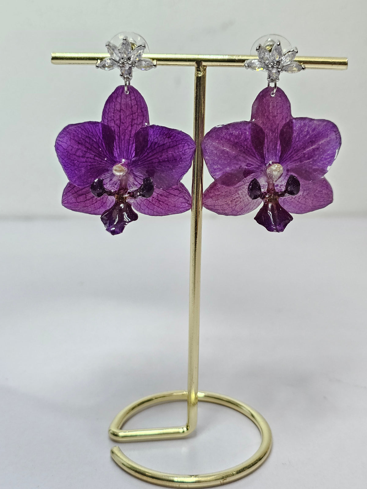 Aretes de Mini Orquídea Morada y Zirconia artesanal con flor natural preservada; material: cobre, vista 4