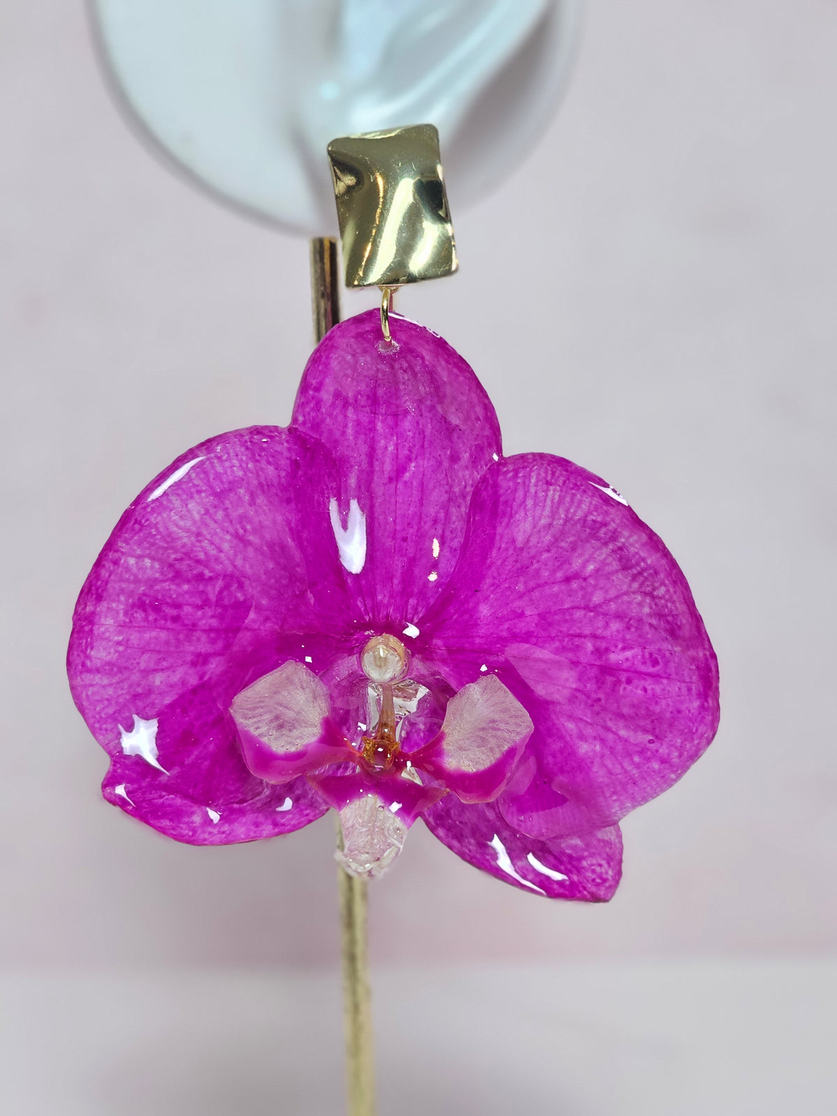 Aretes de Orquídea Magenta artesanal con flor natural preservada; material: acero inoxidable