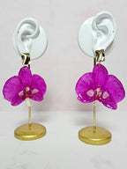 Aretes de Orquídea Magenta artesanal con flor natural preservada; material: acero inoxidable, vista 2