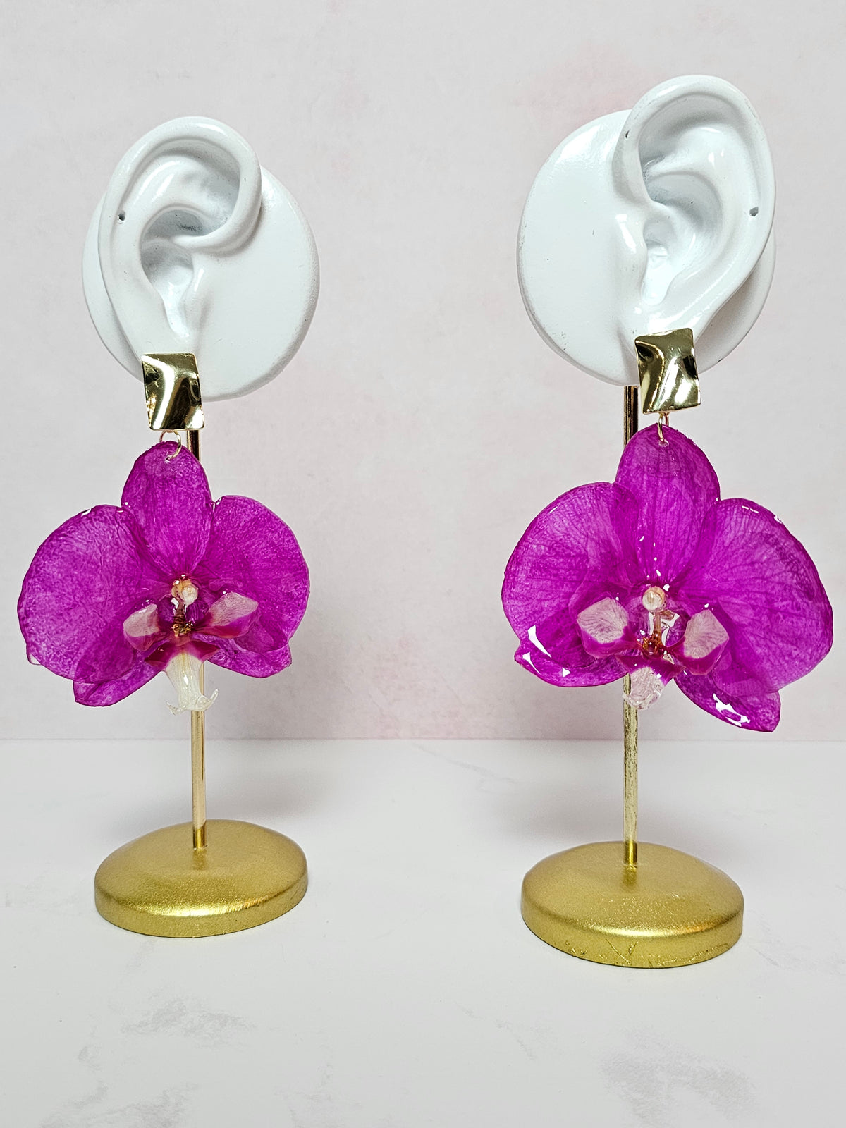 Aretes de Orquídea Magenta artesanal con flor natural preservada; material: acero inoxidable, vista 2