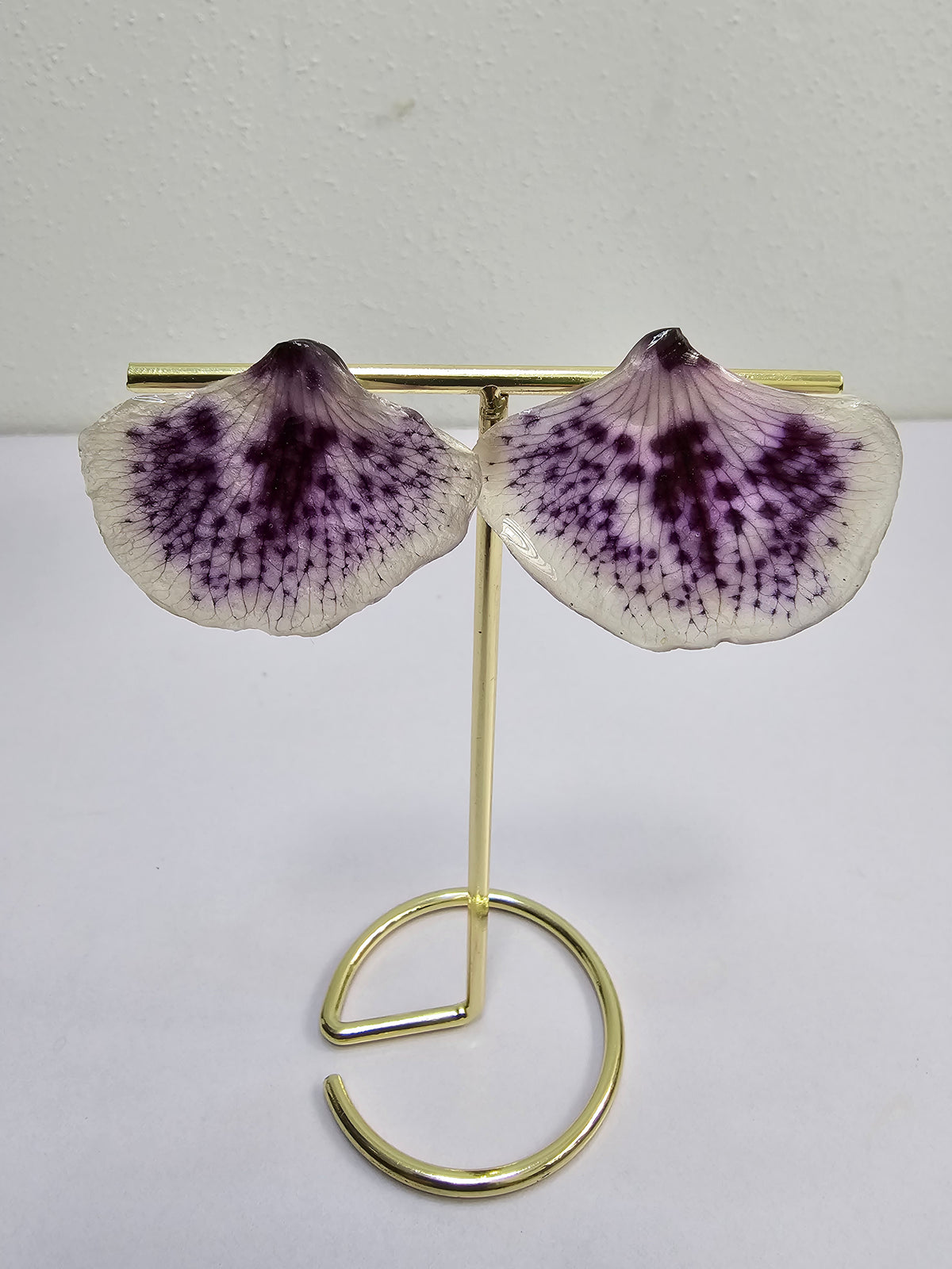 Aretes de Pétalos de Orquídea Abanico artesanal con flor natural preservada; material: acero inoxidable, vista 3