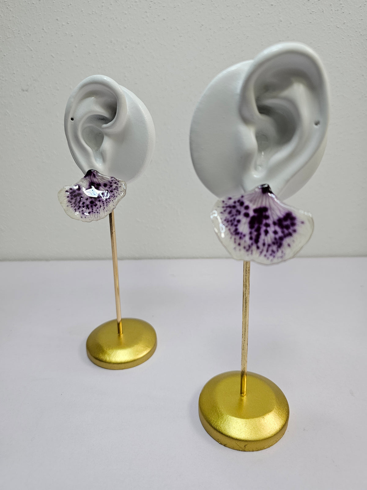 Aretes de Pétalos de Orquídea Abanico artesanal con flor natural preservada; material: acero inoxidable, vista 4