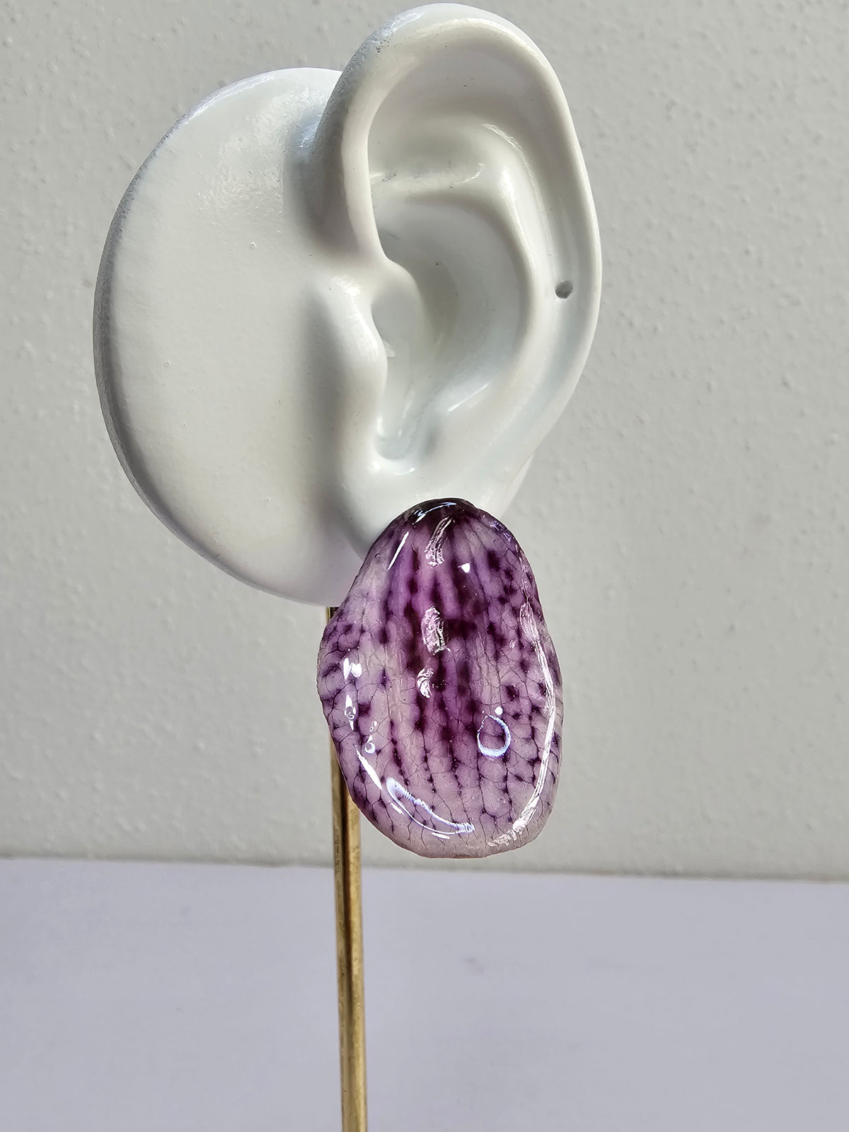 Aretes de Pétalos de Orquídea Gota artesanal con flor natural preservada; material: acero inoxidable, vista 2