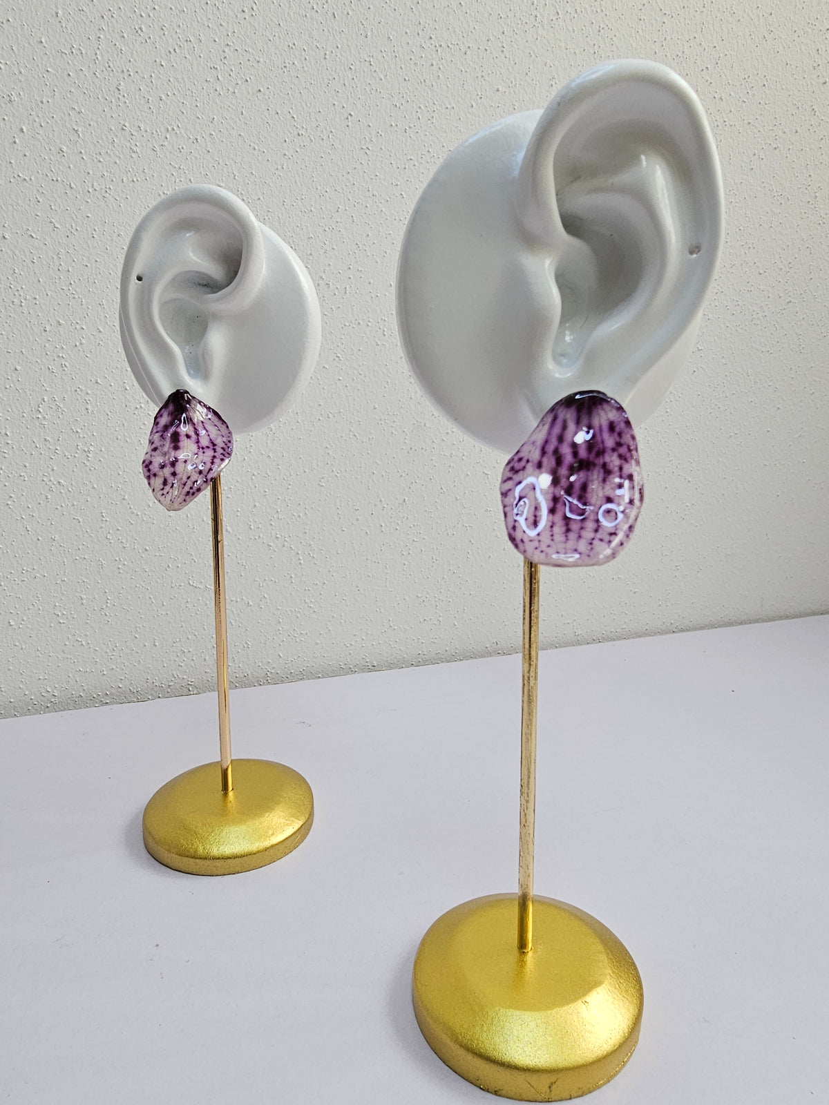 Aretes de Pétalos de Orquídea Gota artesanal con flor natural preservada; material: acero inoxidable, vista 3