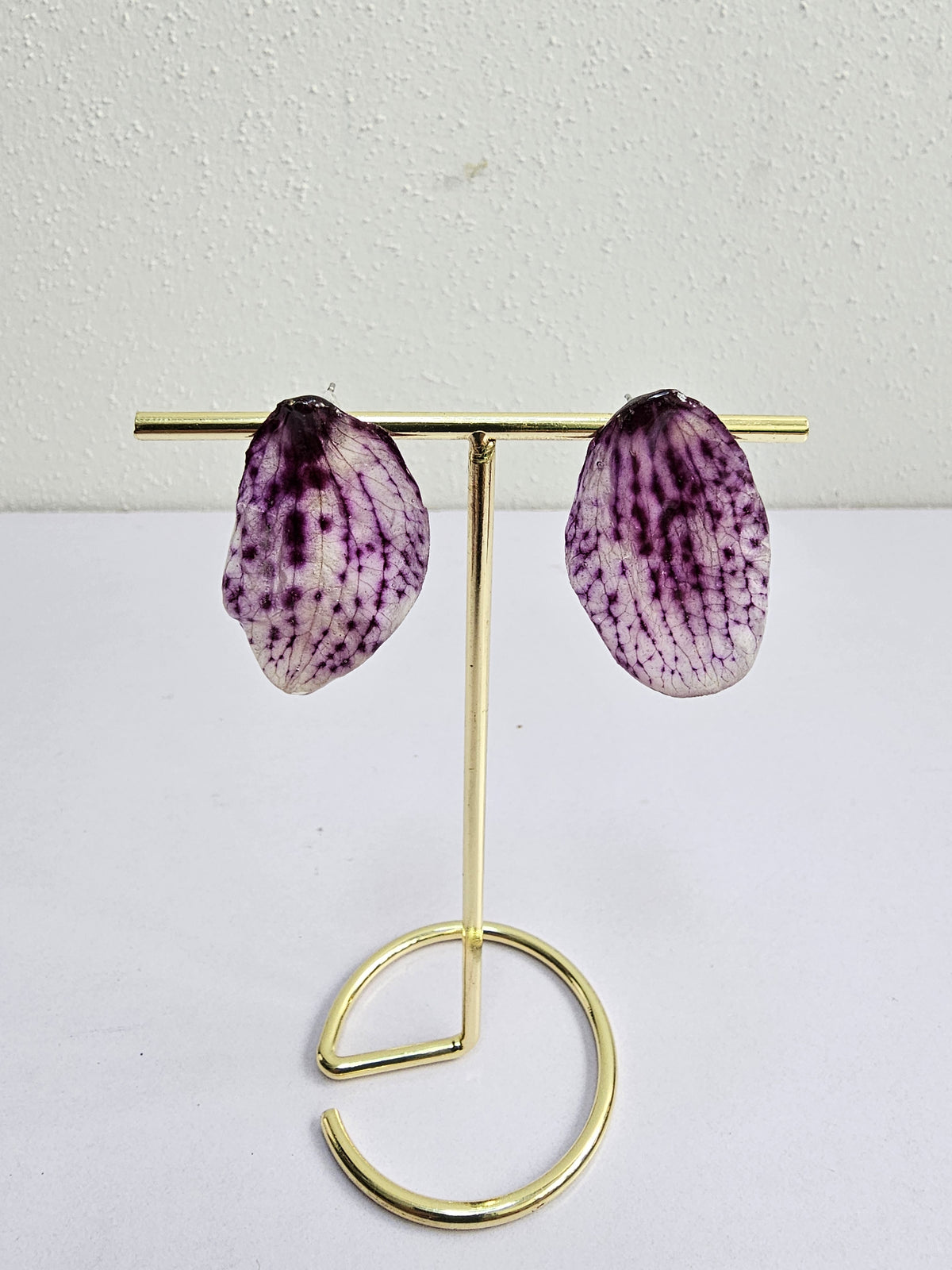 Aretes de Pétalos de Orquídea Gota artesanal con flor natural preservada; material: acero inoxidable, vista 4