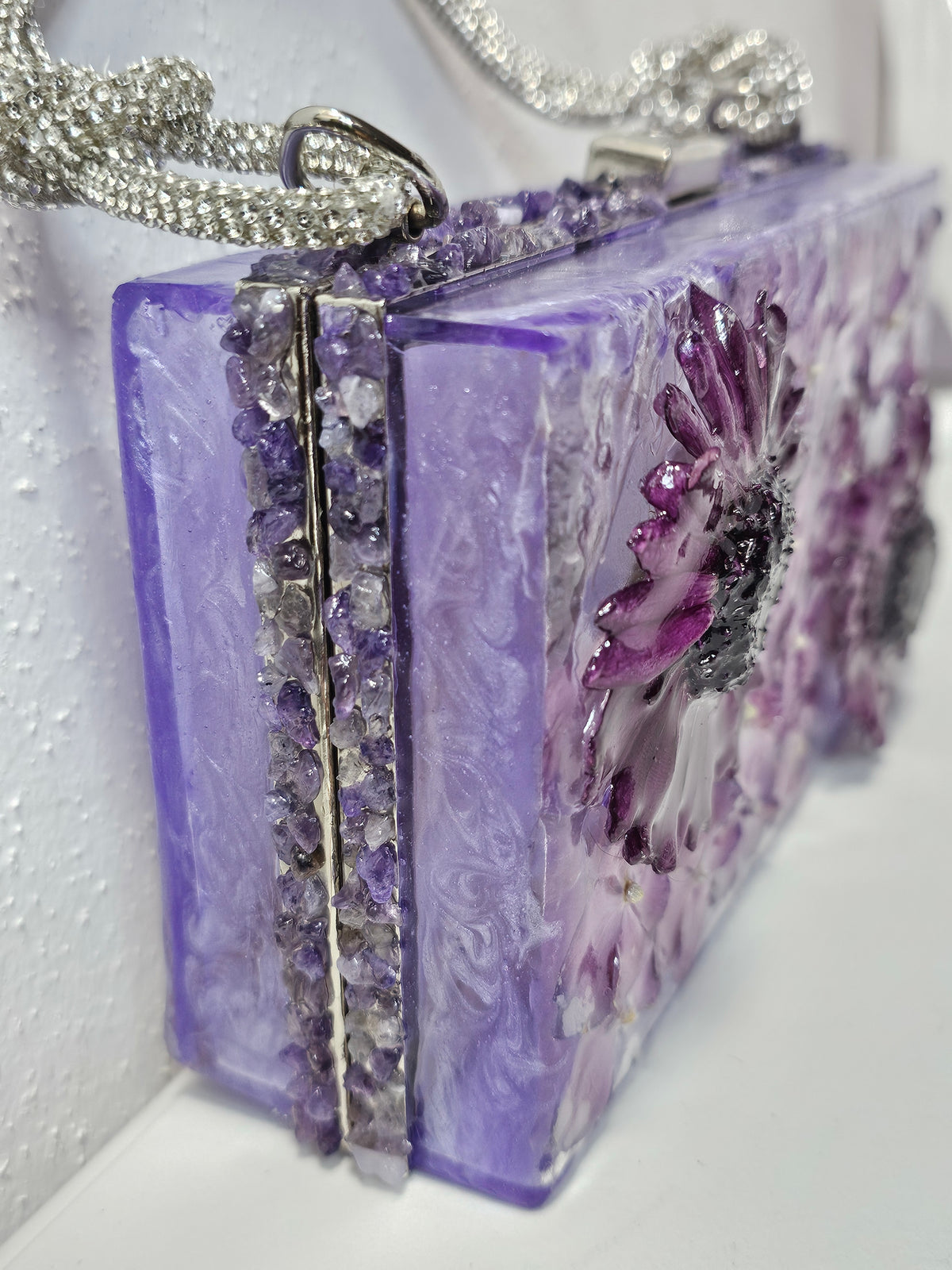 Bolso Cassandra ISAMOR, vista 3 de la pieza con flor natural encapsulada