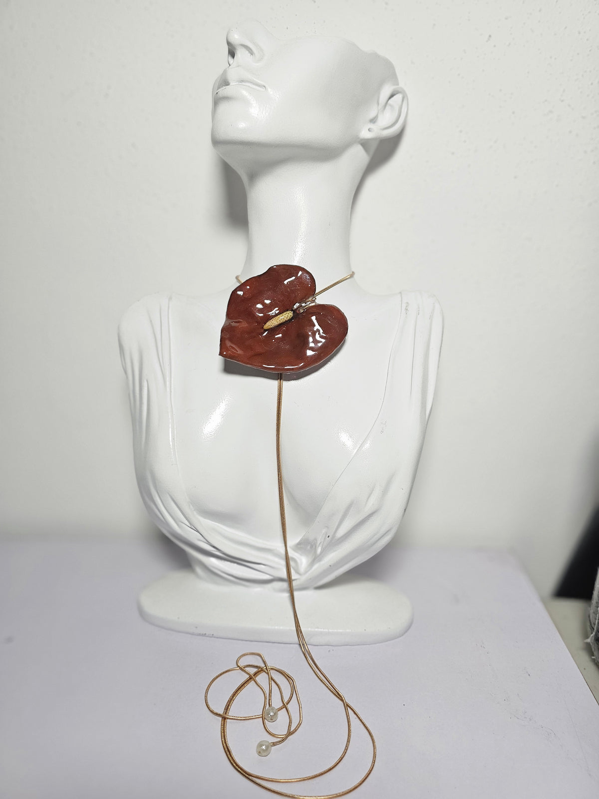 Collar de Anturio Rojo artesanal con flor natural preservada; material: resina, vista 2