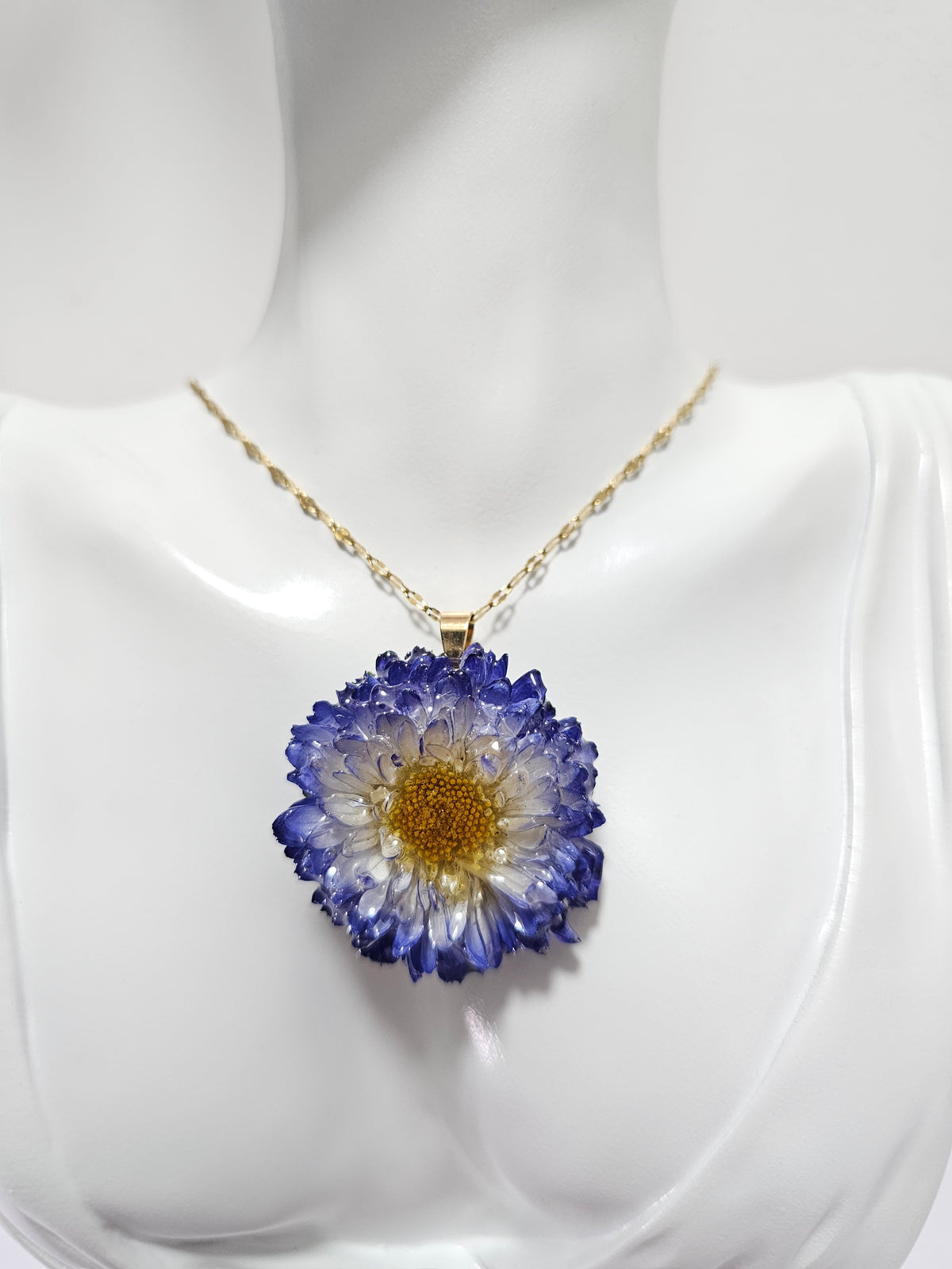 Collar con Flor de Aster Azul y Blanco artesanal con flor natural preservada; material: acero inoxidable