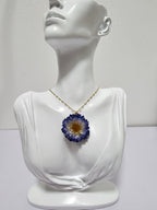 Collar con Flor de Aster Azul y Blanco artesanal con flor natural preservada; material: acero inoxidable, vista 2