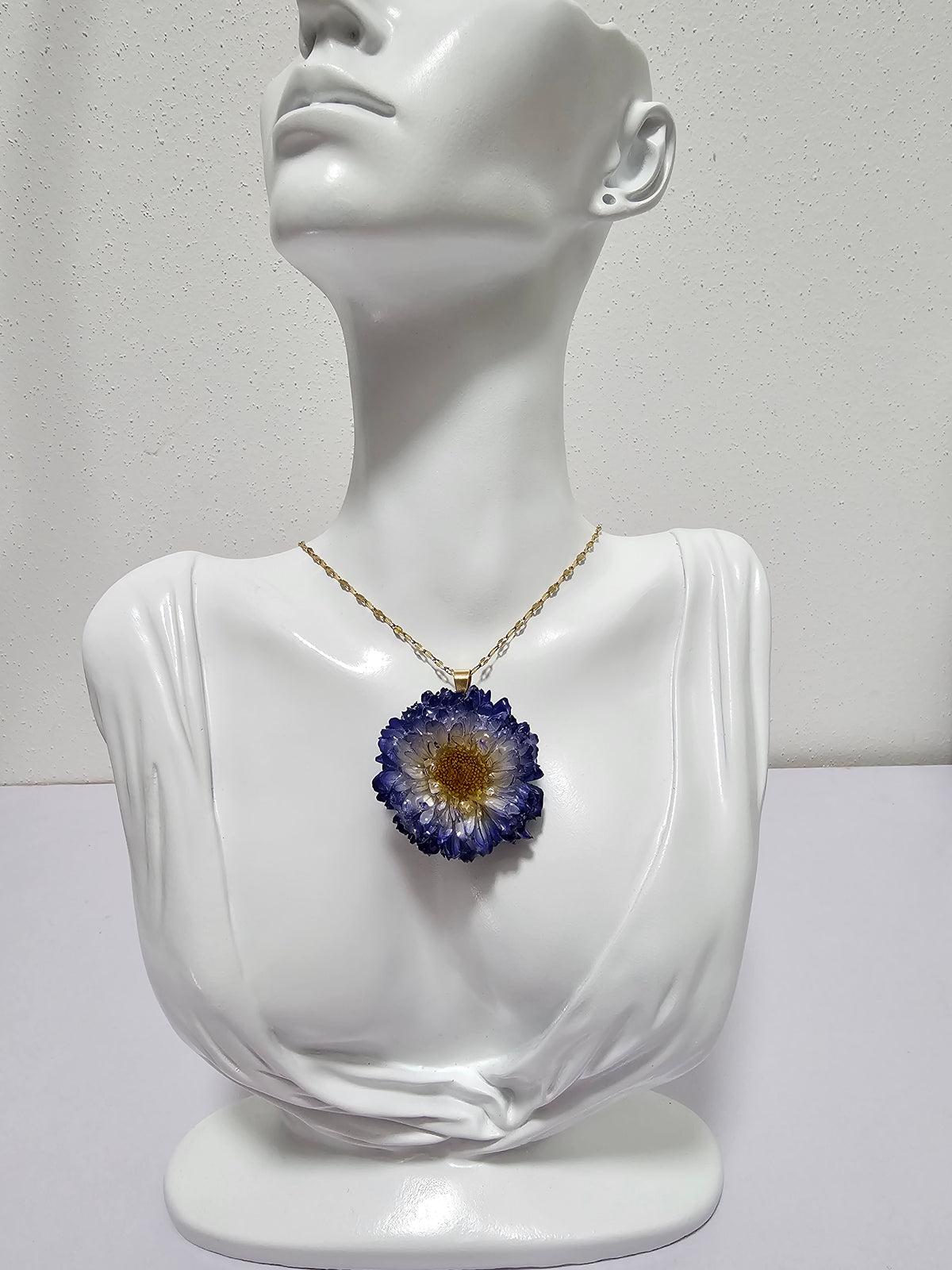 Collar con Flor de Aster Azul y Blanco artesanal con flor natural preservada; material: acero inoxidable, vista 2