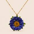 Collar con Flor de Aster Azul artesanal con flor natural preservada — ISAMOR