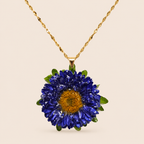 Collar con Flor de Aster Azul artesanal con flor natural preservada — ISAMOR