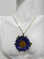 Collar con Flor de Aster Azul artesanal con flor natural preservada; material: acero inoxidable