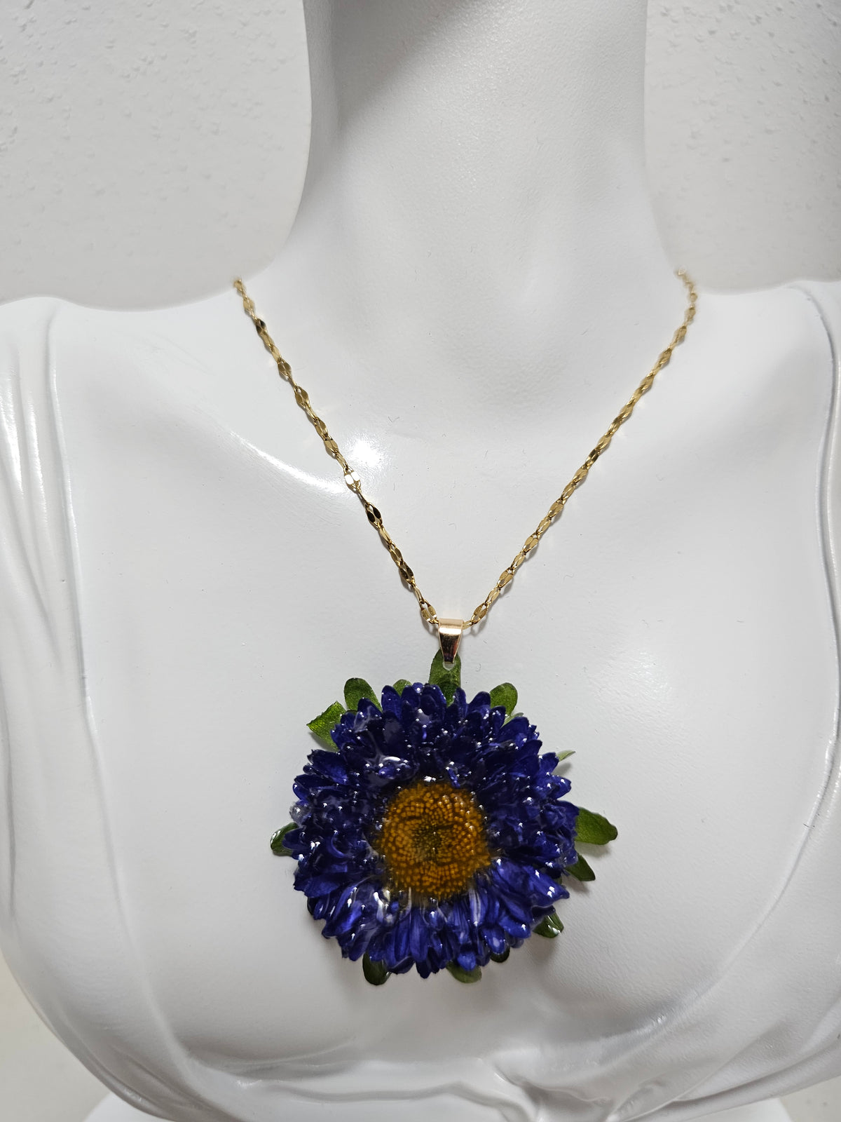 Collar con Flor de Aster Azul artesanal con flor natural preservada; material: acero inoxidable